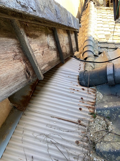 経年劣化した波板板金